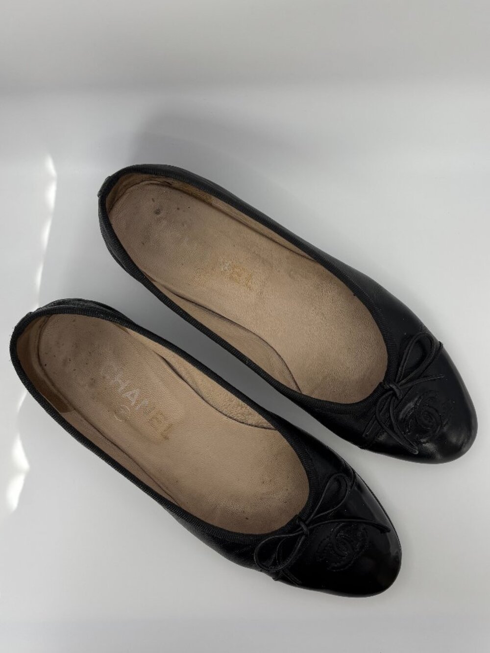 CHANEL Black Leather CC Logo Bow Ballet Flats Size 35.5 - Picture 4 of 8